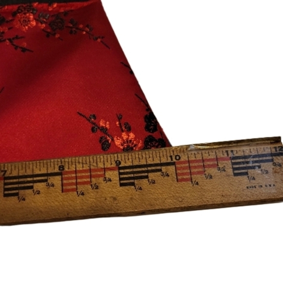 Elegant Red and Black Floral Handbag - Picture 5 of 8